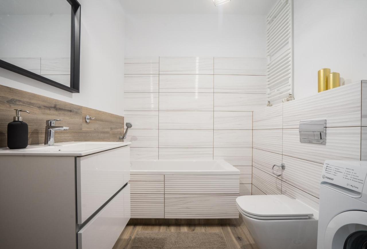 Bizapartments - Modern Flats With Parking Варшава Екстер'єр фото
