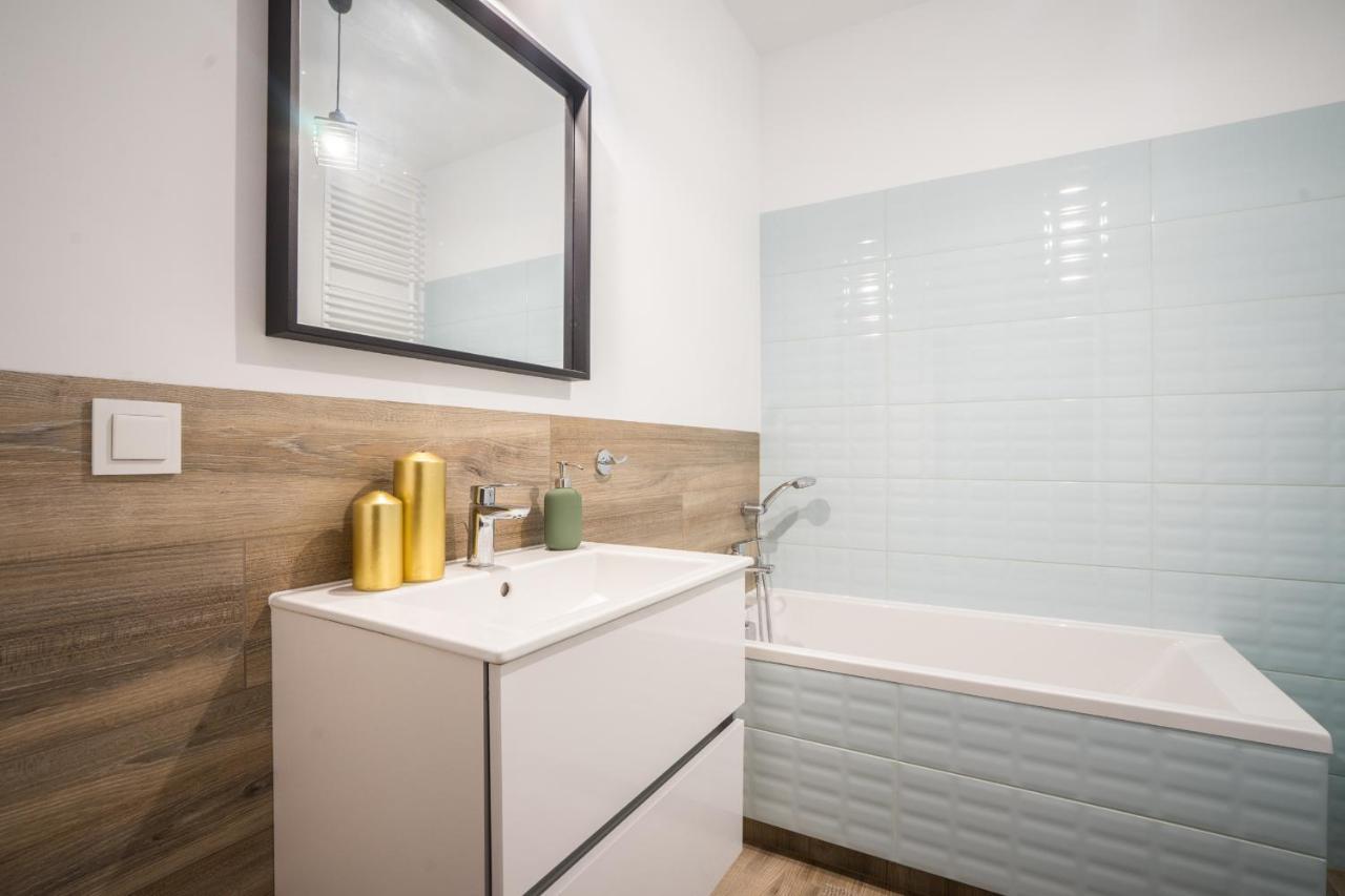 Bizapartments - Modern Flats With Parking Варшава Екстер'єр фото